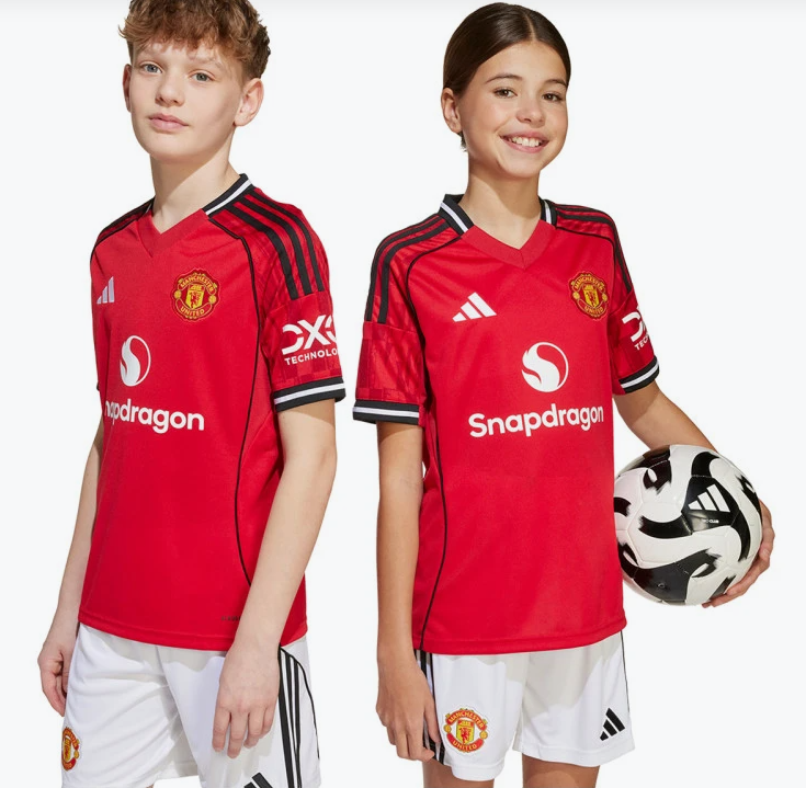 DOMAČI OTROŠKI KOMPLET MANCHESTER UNITED 2025/2026 - Image 2